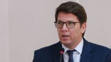 Dino aponta indícios de liderança de Mário Frias em desvio de emendas